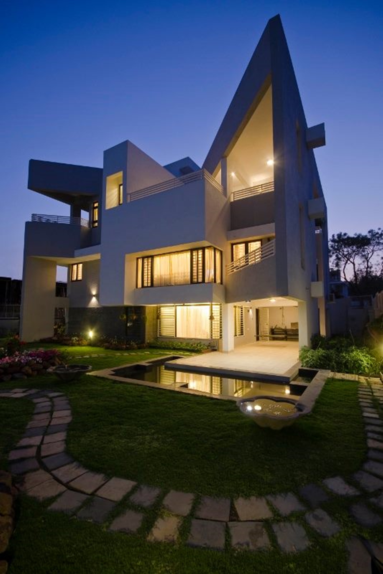 Deshpande House, Pune - Ravi Gadre Associates 1