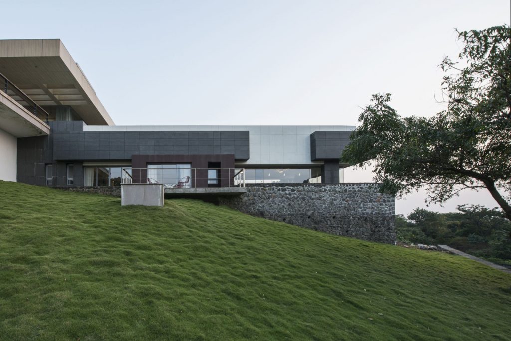 Aurelia - House under a pool at Mumbai by SHROFFLEóN