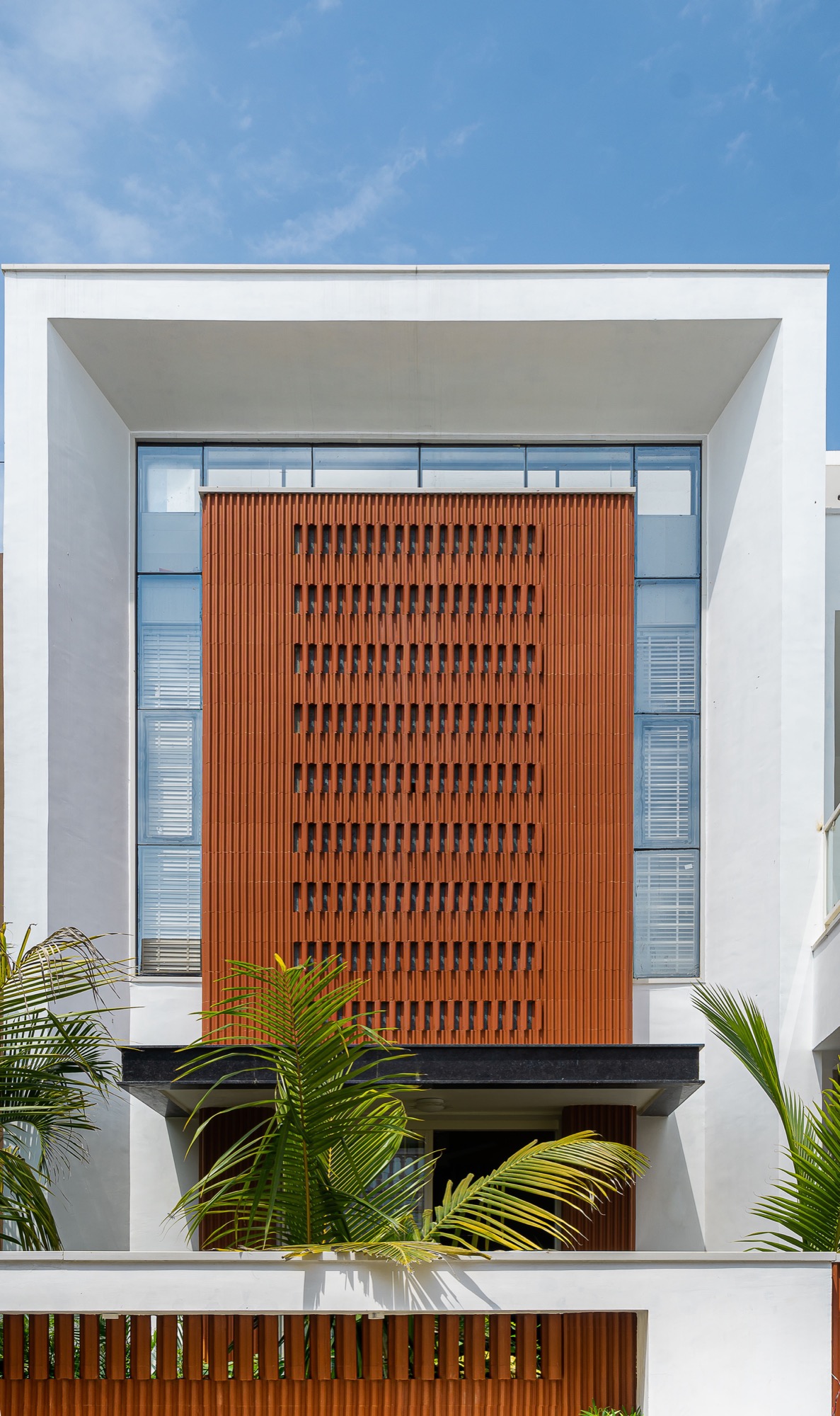 Manoj Patel Design Studio reuses the clay roof tiles in Vadodara residence to minimize the glare from direct sun light. 6