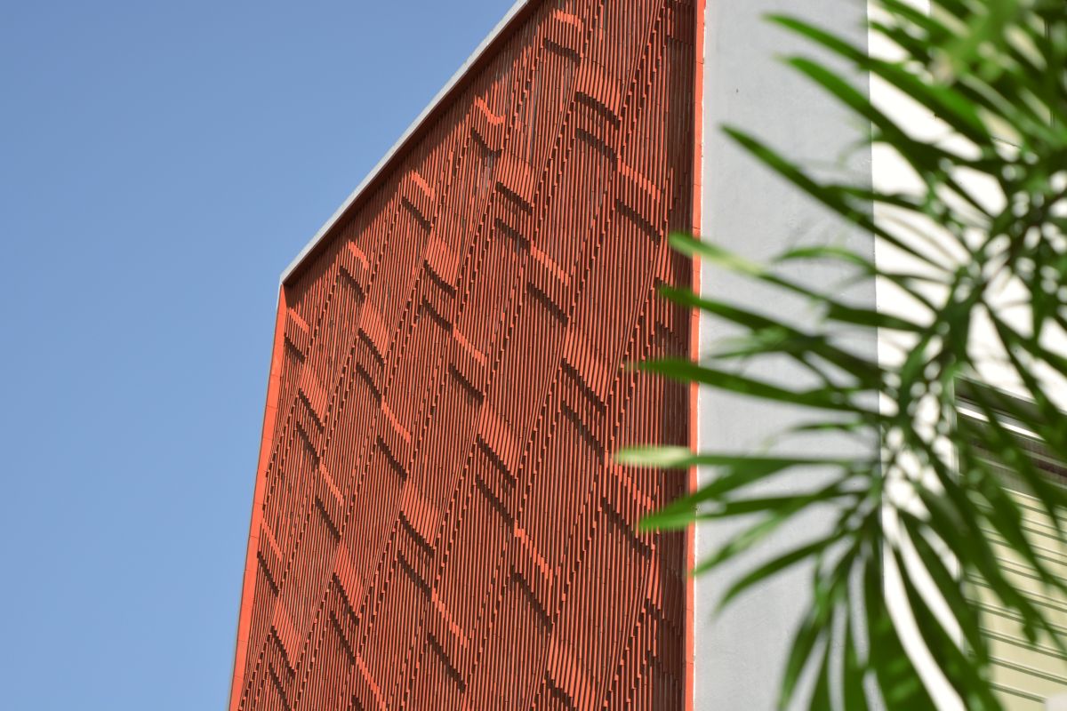 Clay roof tiles façade to minimize heat gain and has decorative function, at Vadodara, by Manoj Patel Design Studio 3