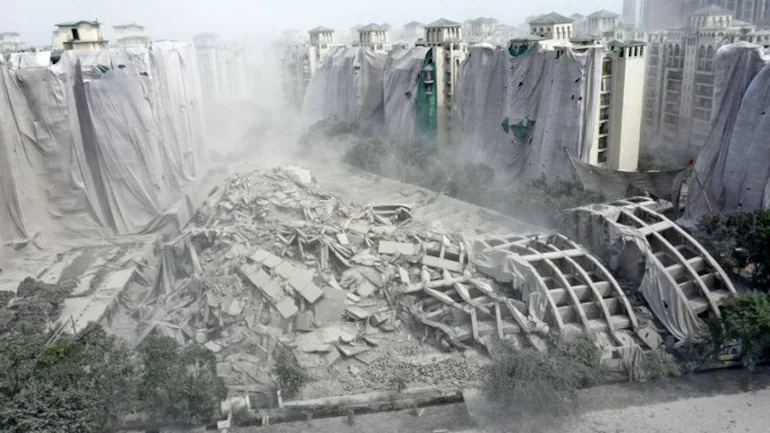100 metres and 9 seconds: The Fall of Noida Twin Towers 3