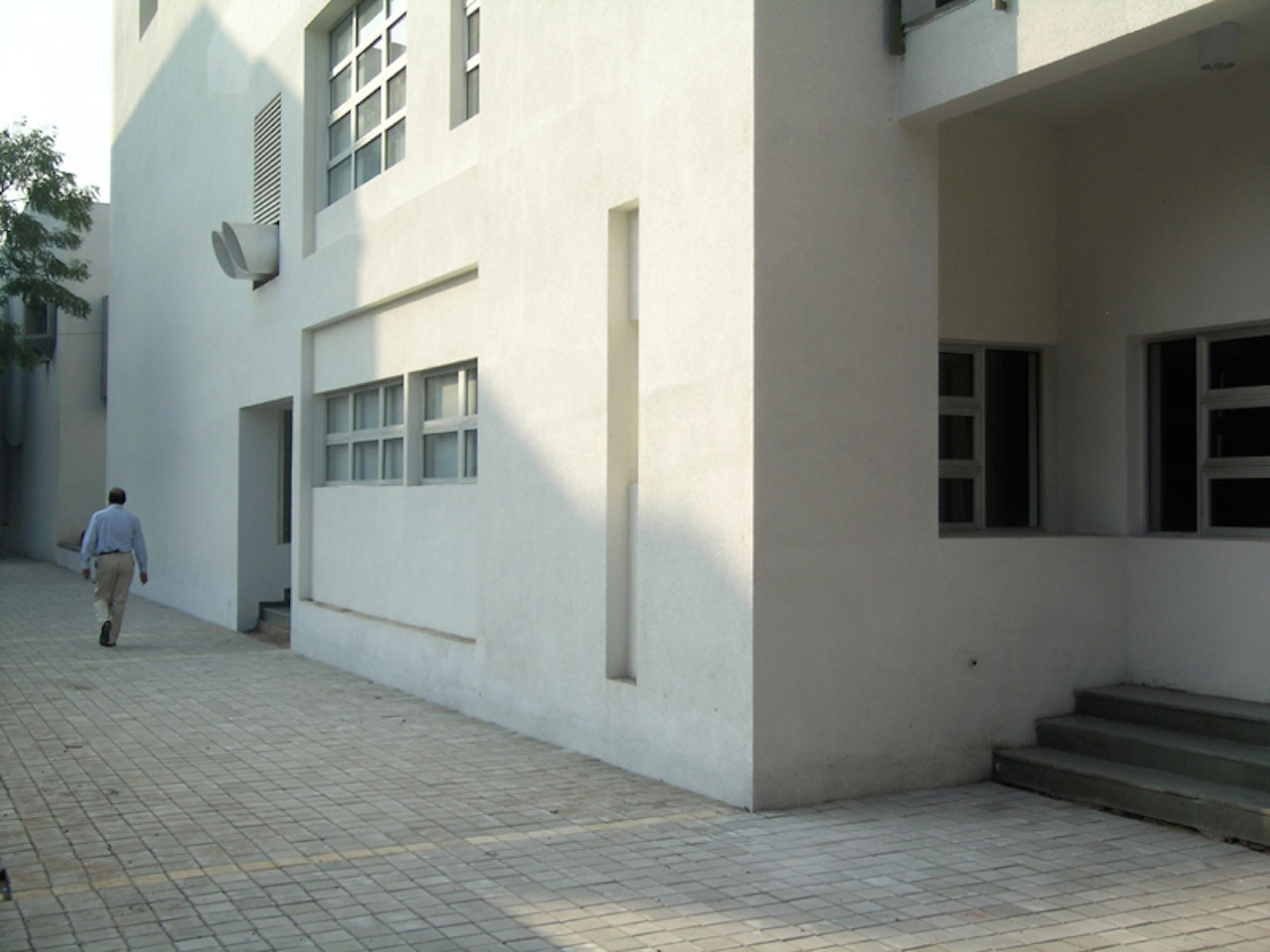 JPAC- Jairamdas Patel Academic Center at the Muljibhai Patel Urological Hospital Campus Nadiad, Gujarat by Indigo Architects 37