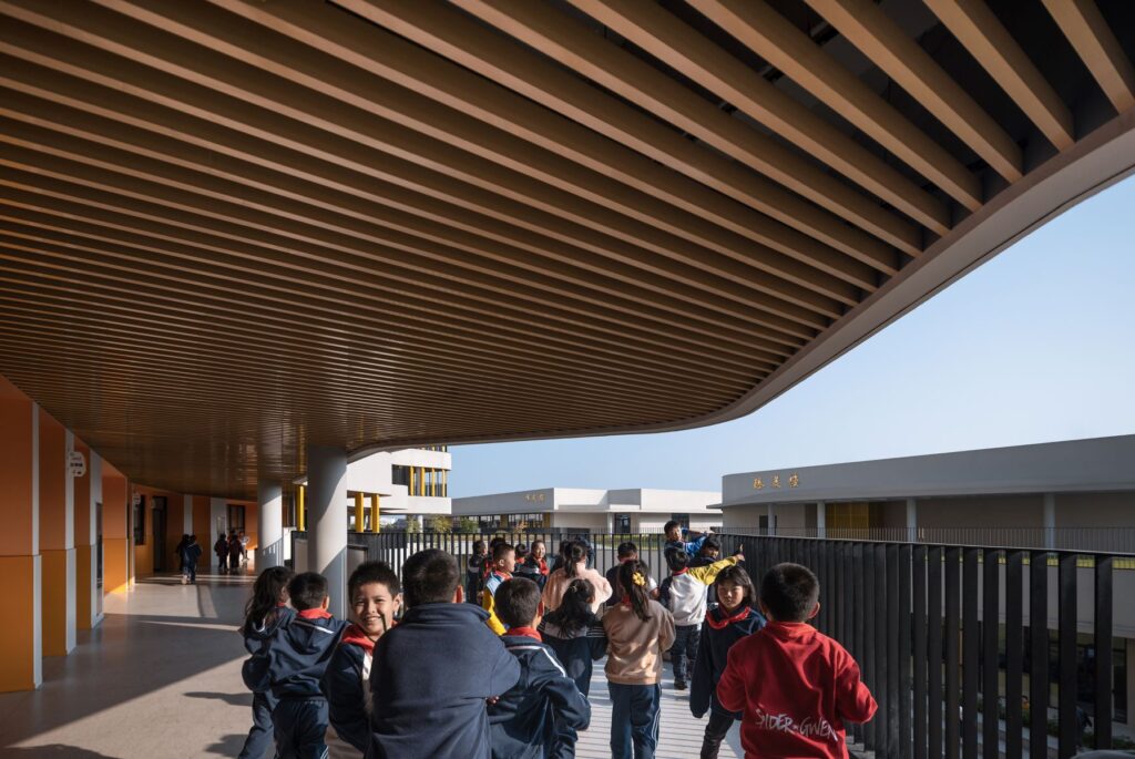 Students in the corridor of Chonggu Experimental School, Qingpu, by BAU (Brearley Architects + Urbanists). Photograph clicked by INNSImages