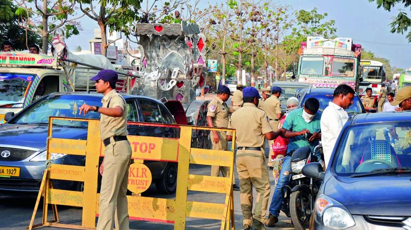 Nakabandi by Cops on the road in Hyderabad, Telangana, India. Source: Deccan Chronicle