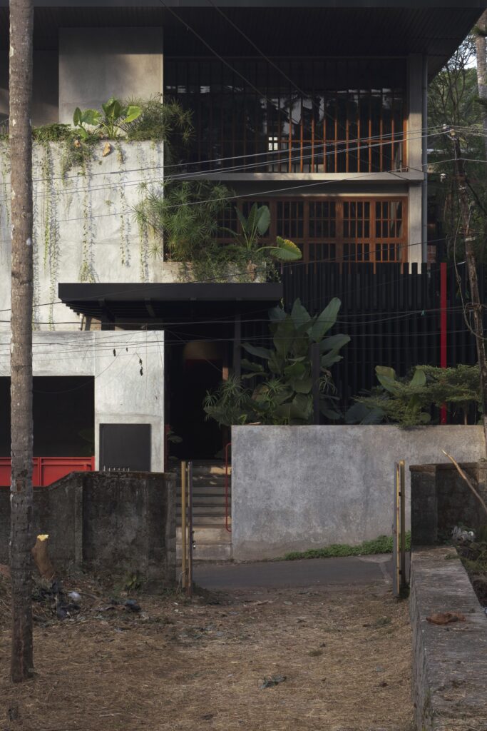 Front view. Hassan House, Calicut, Kerala, by Monsoon Projects. Photographs: Studio IKSHA