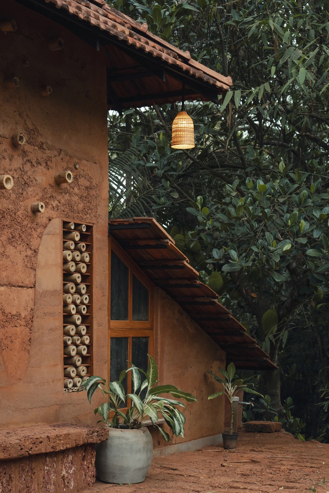 insertion of bamboo pieces into the wall. Shwasam Multipurpose Hall, Aliparamba, Kerala, by ShriAbodes. Photographs: Jino Sam