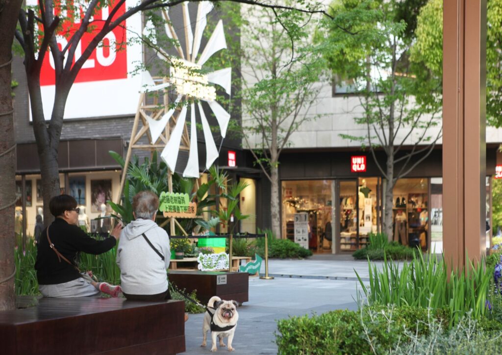 The scattered landscape forms several groups of sojourn areas under the trees. © SHUISHI. Shanghai Moon Bay Neighbourhood: Commercial Street Renovation Phase 1, by FLO Landscape Design (Shanghai) Co. Limited 