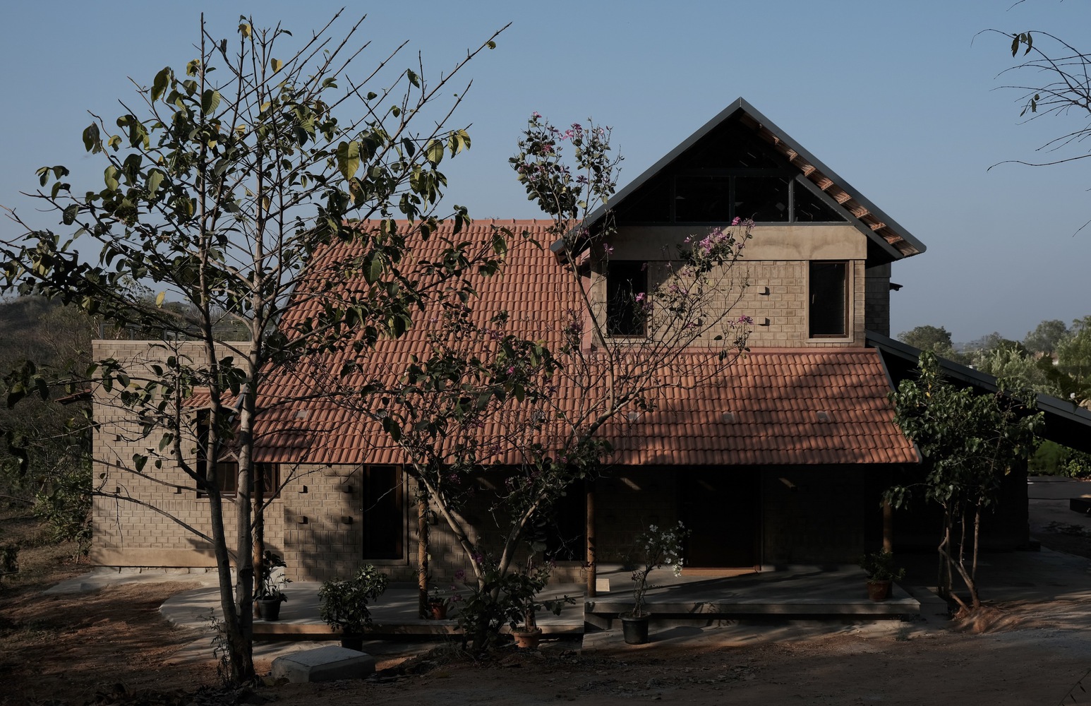 Boulder House, Shoolagiri, Tamil Nadu, by HabitArt Architecture. Photographs by GeoMorph Studio