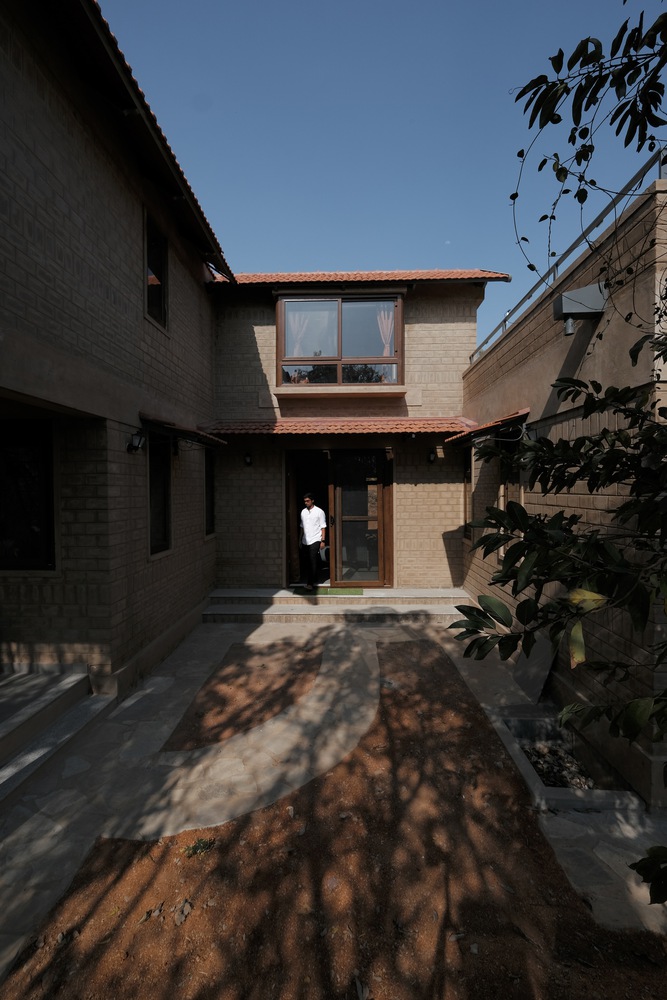 Exterior. Boulder House, Shoolagiri, Tamil Nadu, by HabitArt Architecture. Photographs by GeoMorph Studio