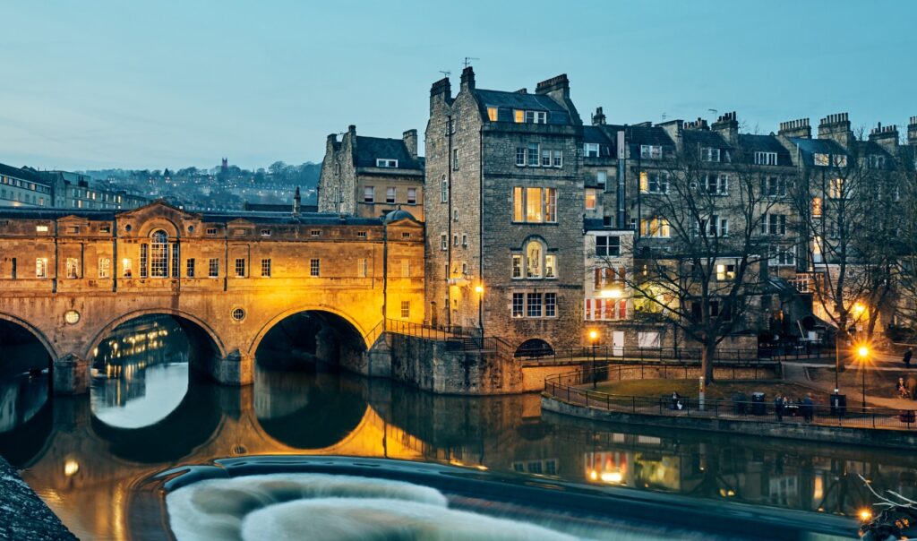 The famous restored Pulteney Bridge with shops on either side. Source: Wikipedia Commons 