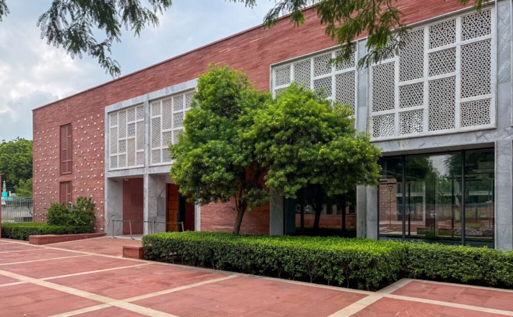 Entry Plaza. Humayun’s Tomb Site Museum, New Delhi, by vir.mueller architects. © Suryan//Dang and vir.mueller architects