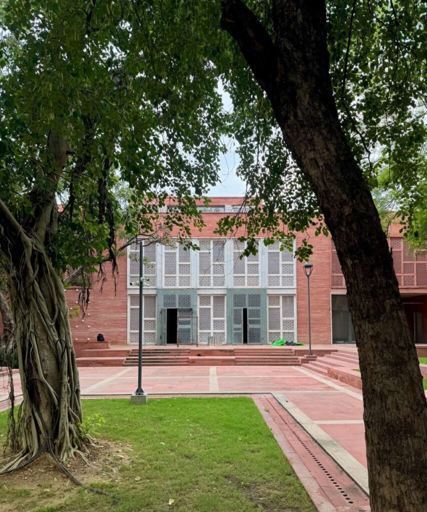 Courtyard. Humayun’s Tomb Site Museum, New Delhi, by vir.mueller architects. © Suryan//Dang and vir.mueller architects