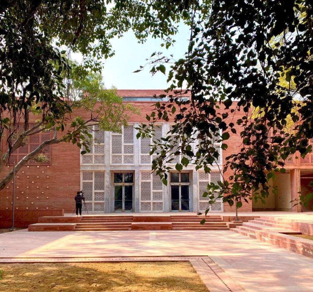 Façade of the admin building. Humayun’s Tomb Site Museum, New Delhi, by vir.mueller architects. © Suryan//Dang and vir.mueller architects