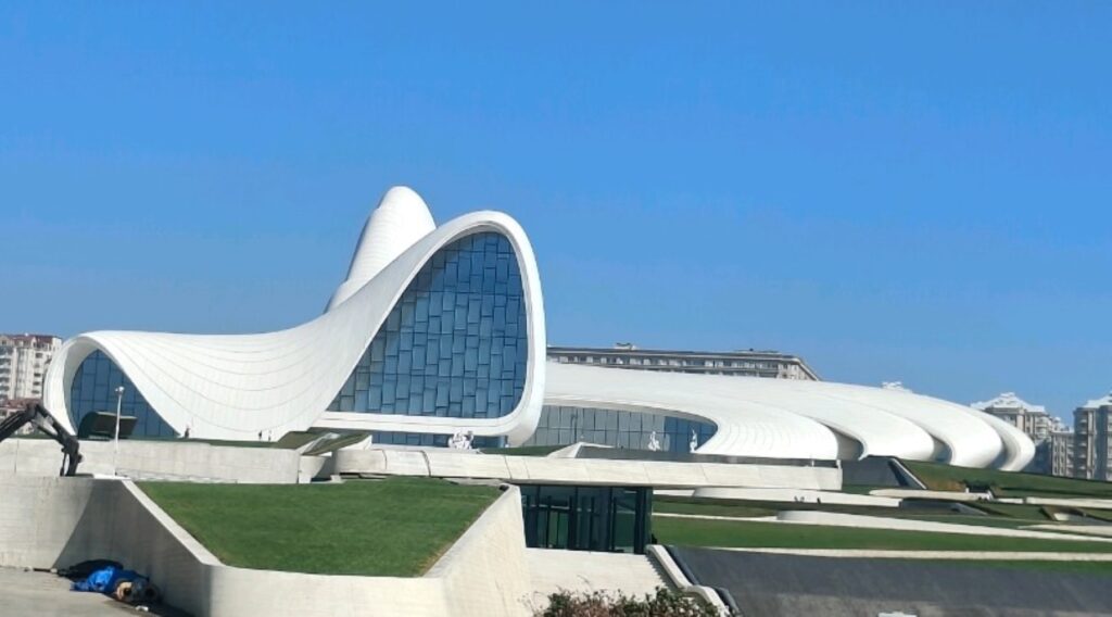 The all-white and all-curves Hyder Aliyev Centre. © Suneet Paul