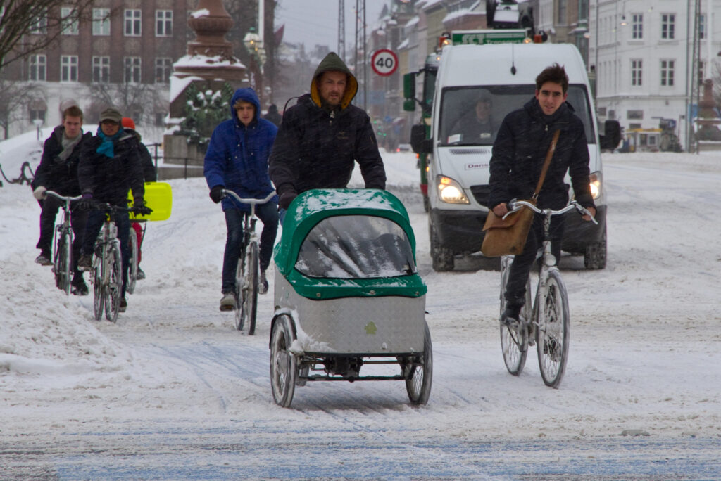 Snowstorm Crowd 02: Winter Cycling in Copenhagen. © Mikael Colville-Andersen