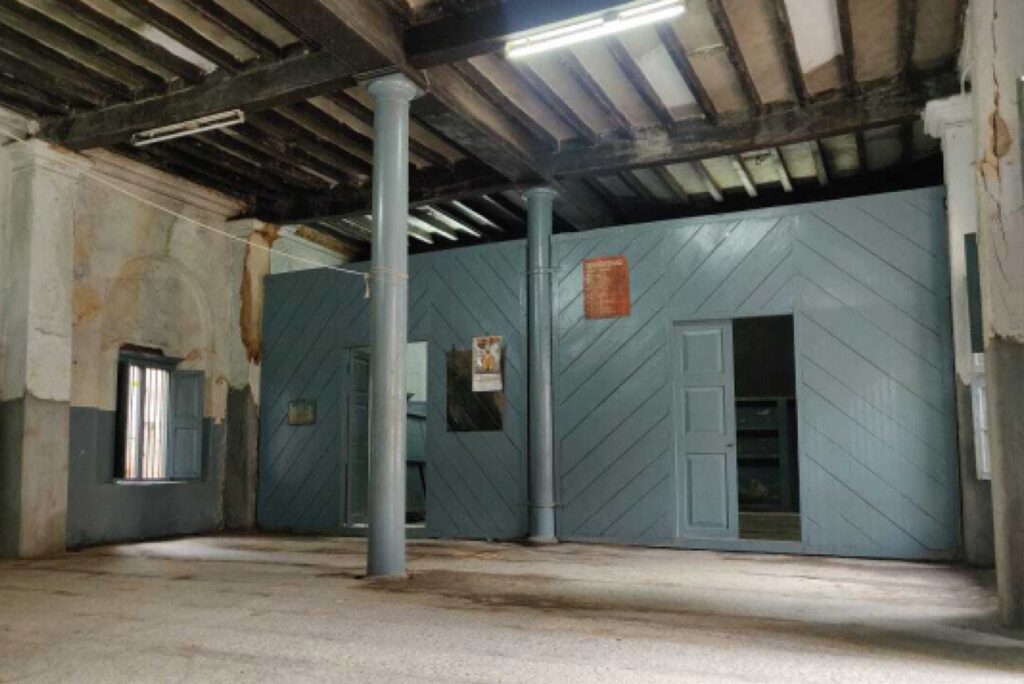 "The quiet elegance of the renovation has adequately paid homage to Sabha’s historicity." —Suchitra Deep reviews Sabha's restoration by Hundredhands 3 Sabha - Flat or Hall A (2021). © Hundredhands