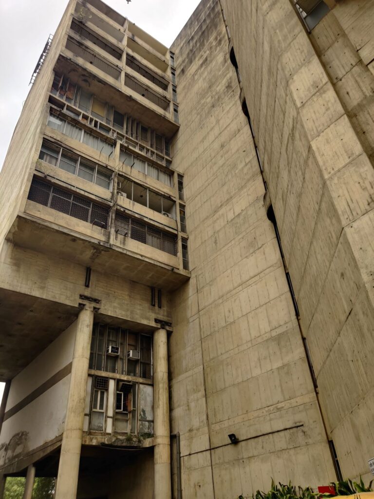 Orientation and relief spaces in the composition of masses. Concrete surface details created with plywood formwork and joinery, 2022, Photo Credits Suhela Kaur Maini